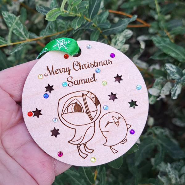 Puffin Rock Xmas Baubles, Personalised Puffin Rock Baubles, Wooden Rustic Crystal Xmas Tree Baubles, Kids Xmas Baubles, Pre School Kids Cartoon Baubles - Image 4